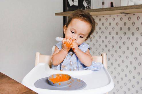 EZPZ First Foods Set silikona neslīdošo trauku komplekts - tumši pelēks