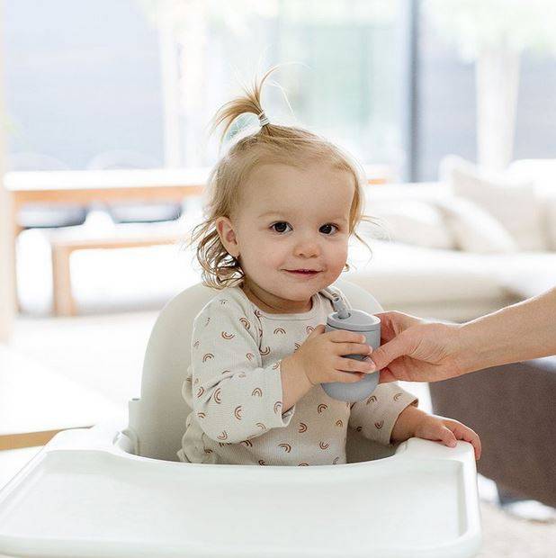 EZPZ Mini Cup+Straw Training System silikona krūzīte ar salmiņu gaiši pelēka EZPZ Mini Cup+Straw Training System silikona krūzīte ar salmiņu gaiši pelēka