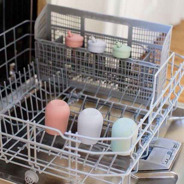 EZPZ Mini Cup+Straw Training System silikona krūzīte ar salmiņu gaiši zaļa EZPZ Mini Cup+Straw Training System silikona krūzīte ar salmiņu gaiši zaļa