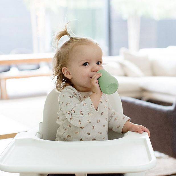 EZPZ Mini Cup+Straw Training System silikona krūzīte ar salmiņu gaiši zaļa EZPZ Mini Cup+Straw Training System silikona krūzīte ar salmiņu gaiši zaļa