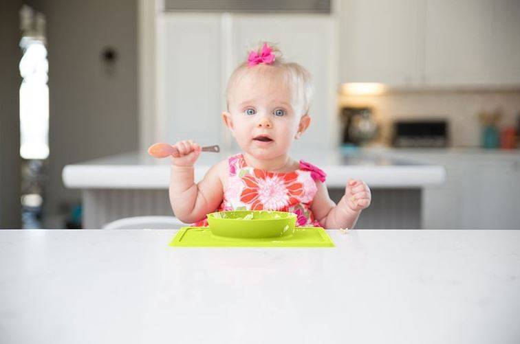EZPZ The Mini Bowl silikona neslīdošā bļodiņa - laima zaļa EZPZ The Mini Bowl silikona neslīdošā bļodiņa - laima zaļa