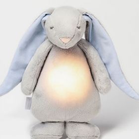 Moonie Humming Bunny – Sky pelēks zaķītis ar zilām austiņām