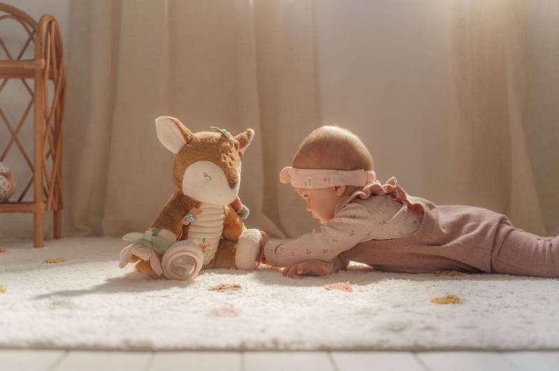 Little Dutch Activity Deer Fairy Garden mīkstais aktivitāšu briedis