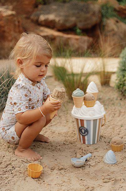 Little Dutch beach set ´Ice Cream – Vintage´ 14-piece smilšu rotaļlietu komplekts Little Dutch beach set ´Ice Cream – Vintage´ 14-piece smilšu rotaļlietu komplekts