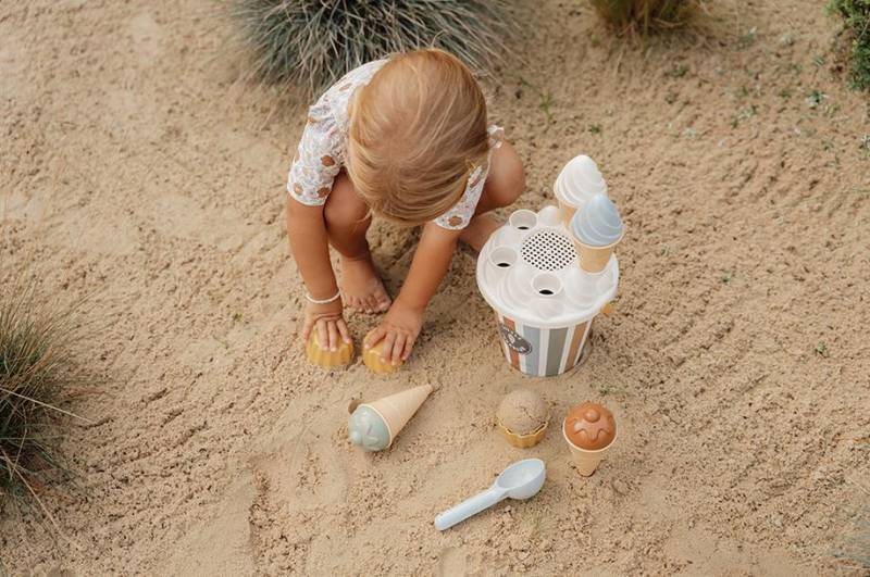 Little Dutch beach set ´Ice Cream – Vintage´ 14-piece smilšu rotaļlietu komplekts Little Dutch beach set ´Ice Cream – Vintage´ 14-piece smilšu rotaļlietu komplekts