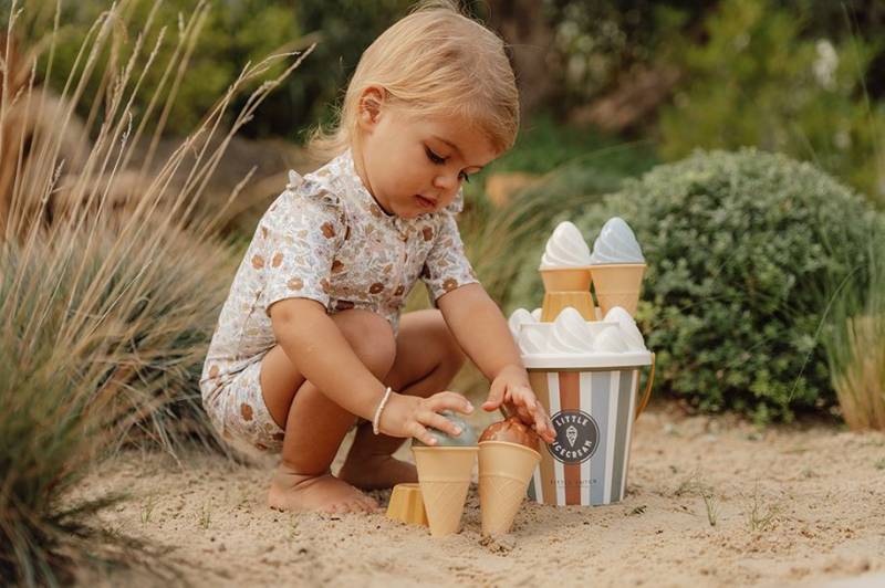 Little Dutch beach set ´Ice Cream – Vintage´ 14-piece smilšu rotaļlietu komplekts Little Dutch beach set ´Ice Cream – Vintage´ 14-piece smilšu rotaļlietu komplekts