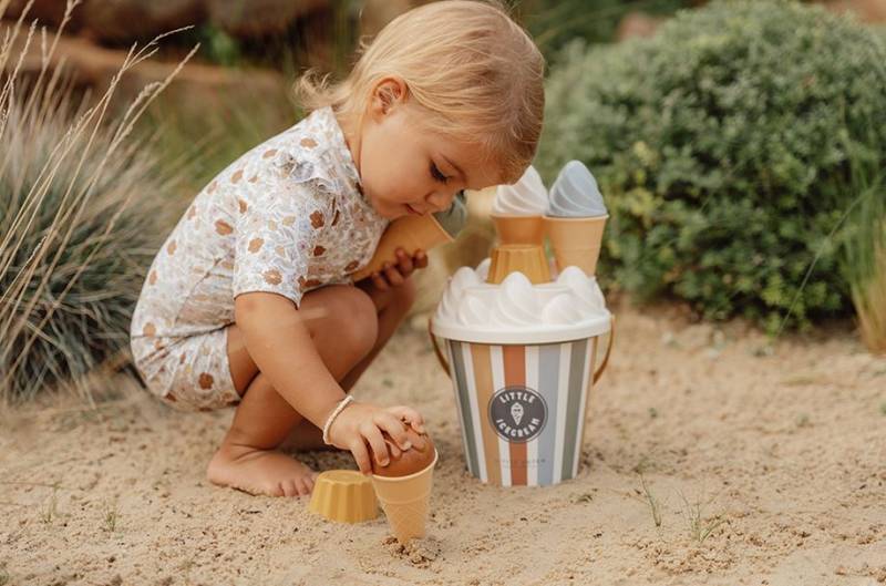 Little Dutch beach set ´Ice Cream – Vintage´ 14-piece smilšu rotaļlietu komplekts Little Dutch beach set ´Ice Cream – Vintage´ 14-piece smilšu rotaļlietu komplekts
