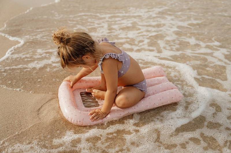 Little Dutch Lie-on float ´Little Pink Flowers´ piepūšamais peldmatracis Little Dutch Lie-on float ´Little Pink Flowers´ piepūšamais peldmatracis