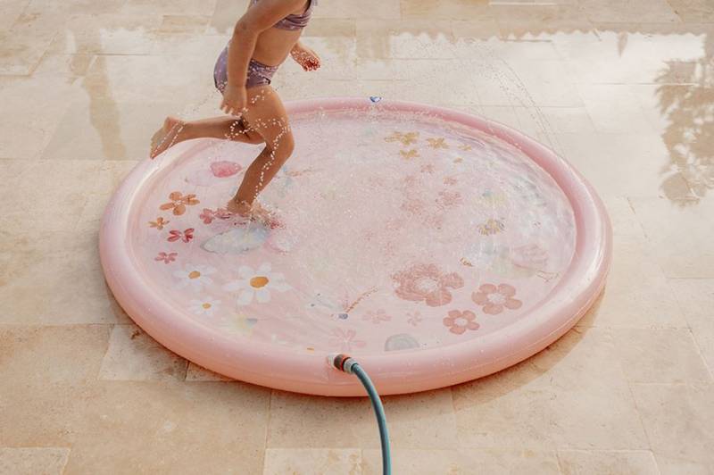 Little Dutch sprinkler mat Flowers & Butterflies ūdens rotaļu paklājiņš ar strūklaku Little Dutch sprinkler mat Flowers & Butterflies ūdens rotaļu paklājiņš ar strūklaku