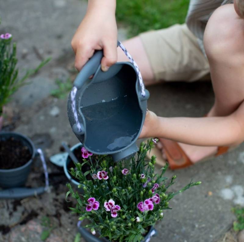 Scrunch watering can grey silikona lejkanna
