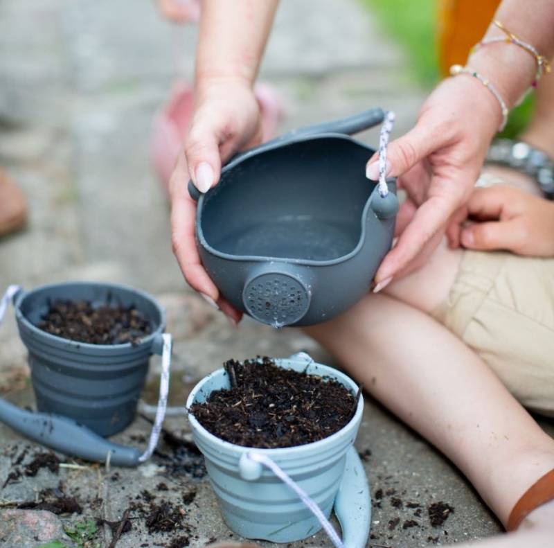 Scrunch watering can grey silikona lejkanna