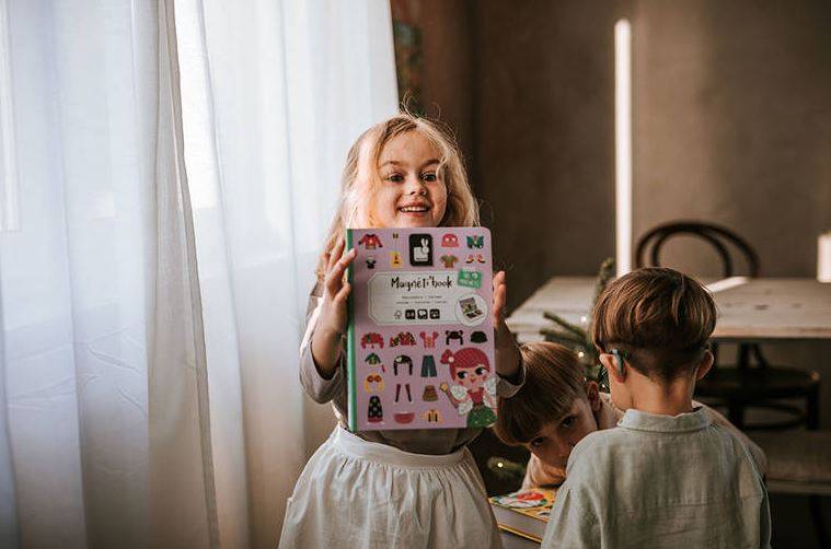 Janod Magnetic Book Costumes magnētiskā grāmata - kostīmi Janod Magnetic Book Costumes magnētiskā grāmata - kostīmi