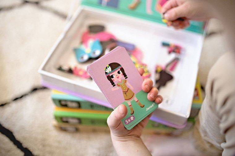 Janod Magnetic Book Costumes magnētiskā grāmata - kostīmi Janod Magnetic Book Costumes magnētiskā grāmata - kostīmi