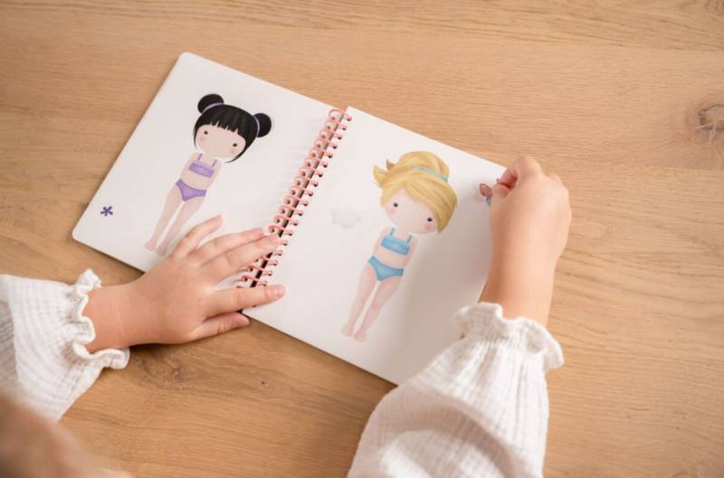 Little Dutch Dress me up book Rosa and Friends bērnu grāmatiņa ar 150+ uzlīmēm ``saģērb mani`` Little Dutch Dress me up book Rosa and Friends bērnu grāmatiņa ar 150+ uzlīmēm ``saģērb mani``