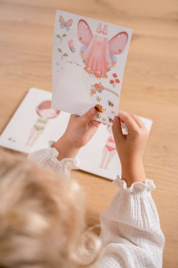 Little Dutch Dress me up book Rosa and Friends bērnu grāmatiņa ar 150+ uzlīmēm ``saģērb mani`` Little Dutch Dress me up book Rosa and Friends bērnu grāmatiņa ar 150+ uzlīmēm ``saģērb mani``