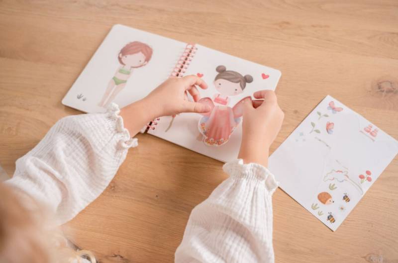 Little Dutch Dress me up book Rosa and Friends bērnu grāmatiņa ar 150+ uzlīmēm ``saģērb mani`` Little Dutch Dress me up book Rosa and Friends bērnu grāmatiņa ar 150+ uzlīmēm ``saģērb mani``