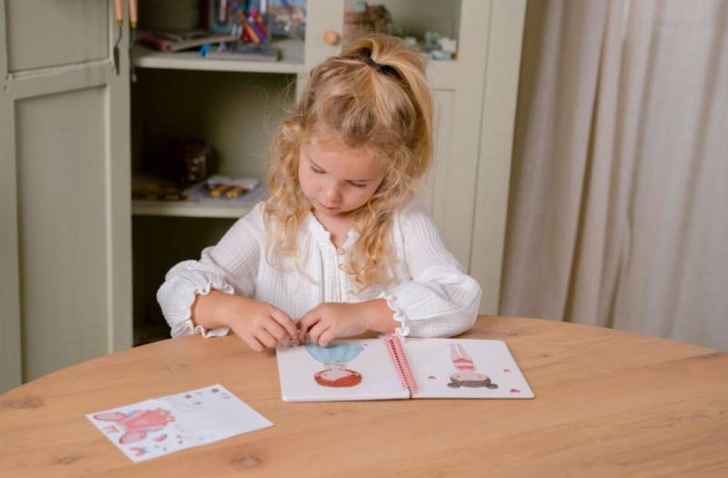 Little Dutch Dress me up book Rosa and Friends bērnu grāmatiņa ar 150+ uzlīmēm ``saģērb mani`` Little Dutch Dress me up book Rosa and Friends bērnu grāmatiņa ar 150+ uzlīmēm ``saģērb mani``