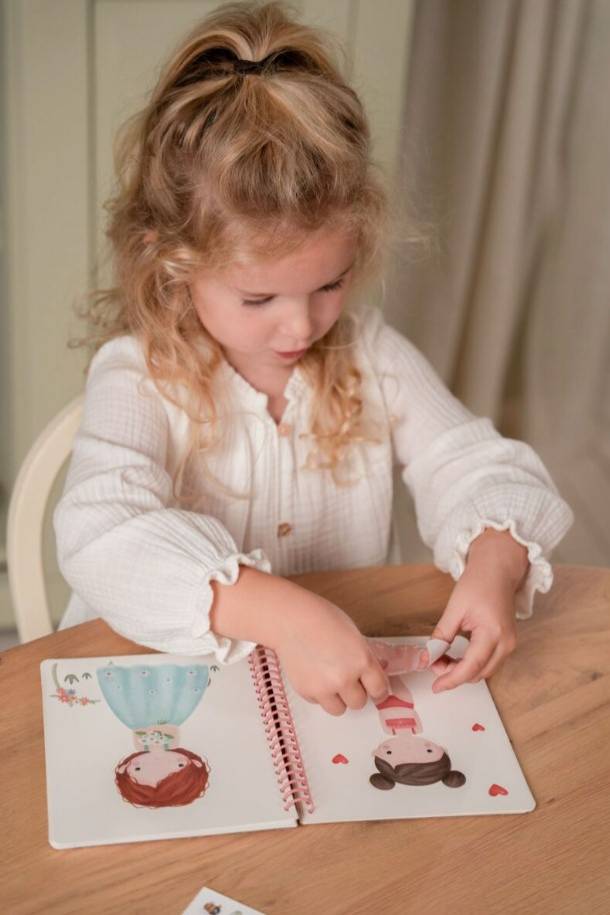 Little Dutch Dress me up book Rosa and Friends bērnu grāmatiņa ar 150+ uzlīmēm ``saģērb mani`` Little Dutch Dress me up book Rosa and Friends bērnu grāmatiņa ar 150+ uzlīmēm ``saģērb mani``