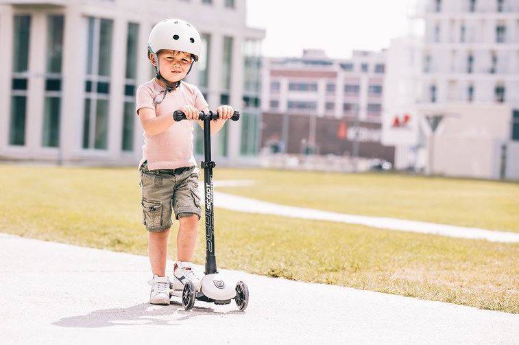 Scoot and Ride Highwaykick 3 LED ash skrejritenis pelēkbalts Scoot and Ride Highwaykick 3 LED ash skrejritenis pelēkbalts