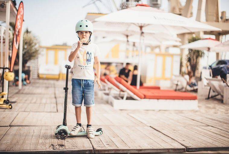 Scoot and Ride Highwaykick 3 LED kiwi skrejritenis gaiši zaļš Scoot and Ride Highwaykick 3 LED kiwi skrejritenis gaiši zaļš