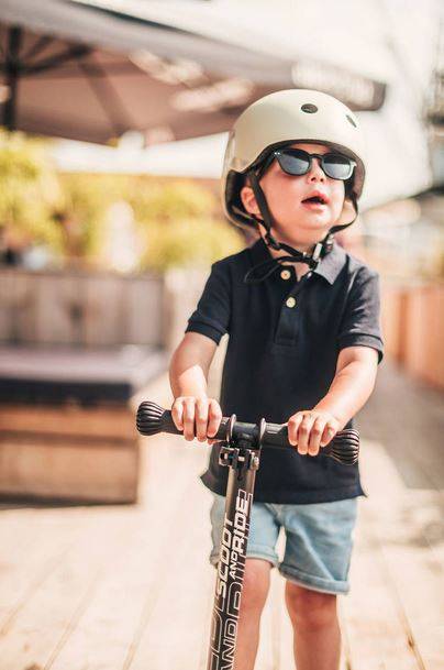 Scoot and Ride Helmet S-M ash ķivere pelēkbaltā krāsā 51-55 cm. Scoot and Ride Helmet S-M ash ķivere pelēkbaltā krāsā 51-55 cm.