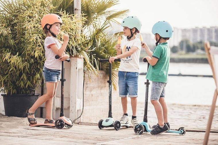 Scoot and Ride Helmet S-M blueberry ķivere gaiši zilā krāsā 51-55 cm. Scoot and Ride Helmet S-M blueberry ķivere gaiši zilā krāsā 51-55 cm.
