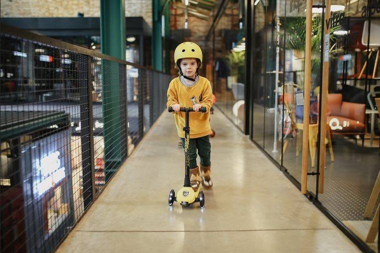 Scoot and Ride Helmet S-M lemon ķivere dzeltenā krāsā 51-55 cm. Scoot and Ride Helmet S-M lemon ķivere dzeltenā krāsā 51-55 cm.