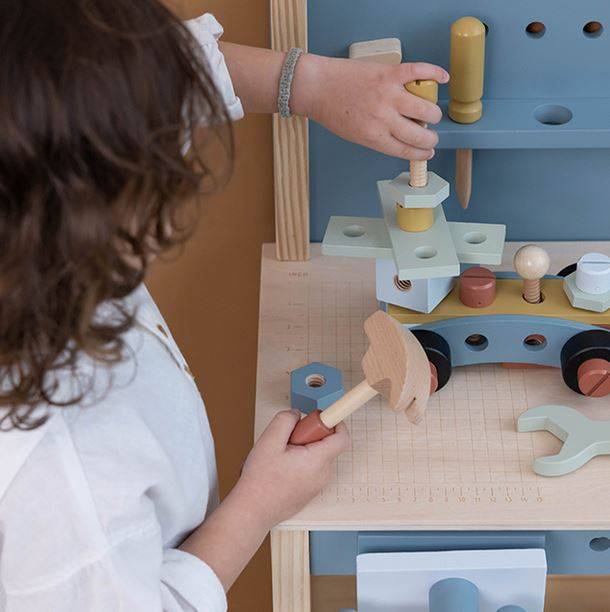 Little Dutch koka darba galds ar instrumentiem un instrumentu jostu