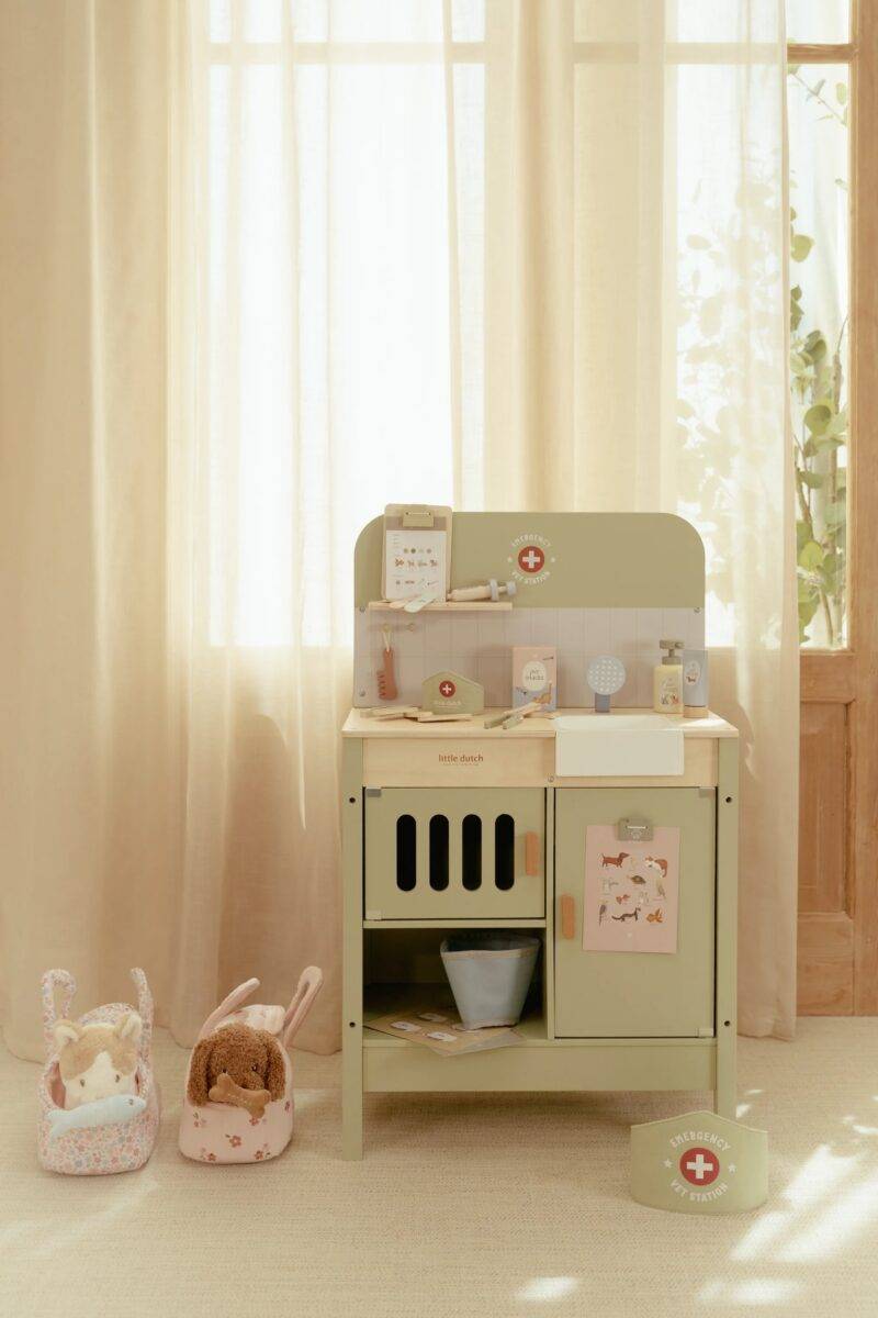 Little Dutch Veterinary Practice FSC wood koka veterinārā klīnika