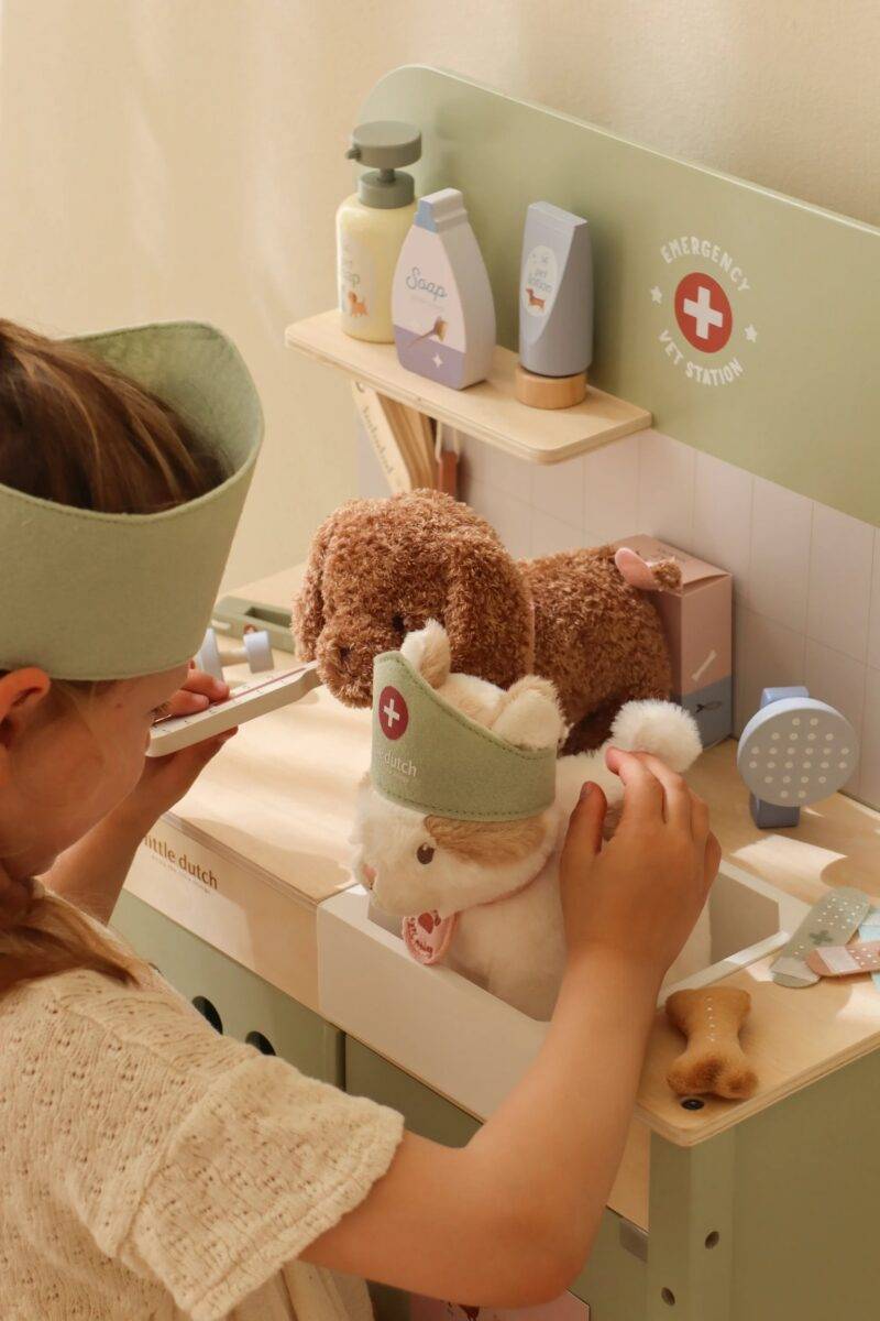 Little Dutch Veterinary Practice FSC wood koka veterinārā klīnika