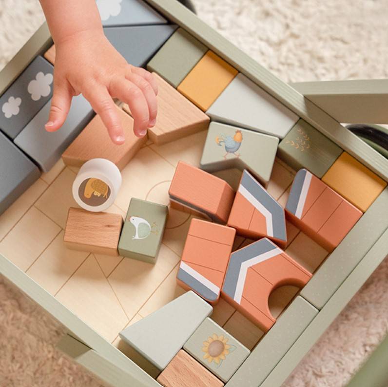 Little Dutch wooden block trolley Little Farm koka ratiņi ar koka klučiemzaļi Little Dutch wooden block trolley Little Farm koka ratiņi ar koka klučiemzaļi