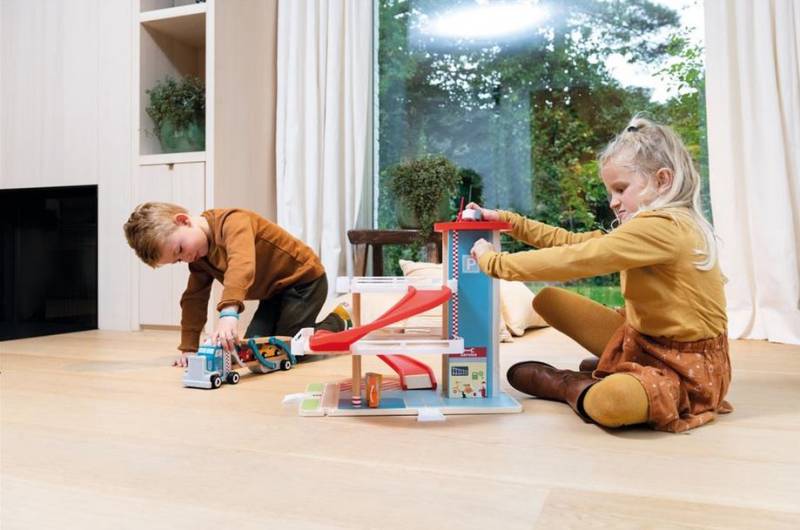 Scratch Garage with contiloop/elevator garāža ar liftu