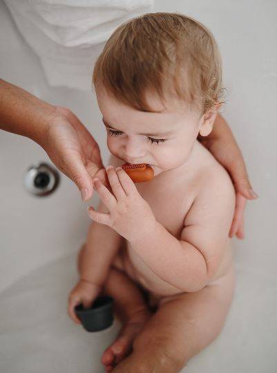 Mushie Finger Toothbrush silikona zobu tīrīšanas un smaganu masāžas uzpirkstenis, Tradewinds / Stone Mushie Finger Toothbrush silikona zobu tīrīšanas un smaganu masāžas uzpirkstenis, Tradewinds / Stone