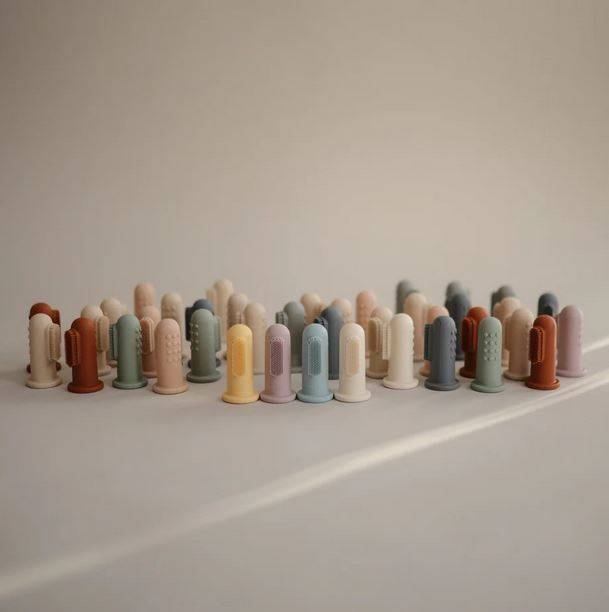 Mushie Finger Toothbrush silikona zobu tīrīšanas un smaganu masāžas uzpirkstenis, Powder Blue/Pale Daffodil Mushie Finger Toothbrush silikona zobu tīrīšanas un smaganu masāžas uzpirkstenis, Powder Blue/Pale Daffodil