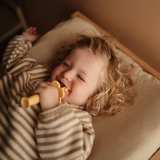 Mushie Flower Training Toothbrush - Pale Daffodil silikona zobubirste Mushie Flower Training Toothbrush - Pale Daffodil silikona zobubirste