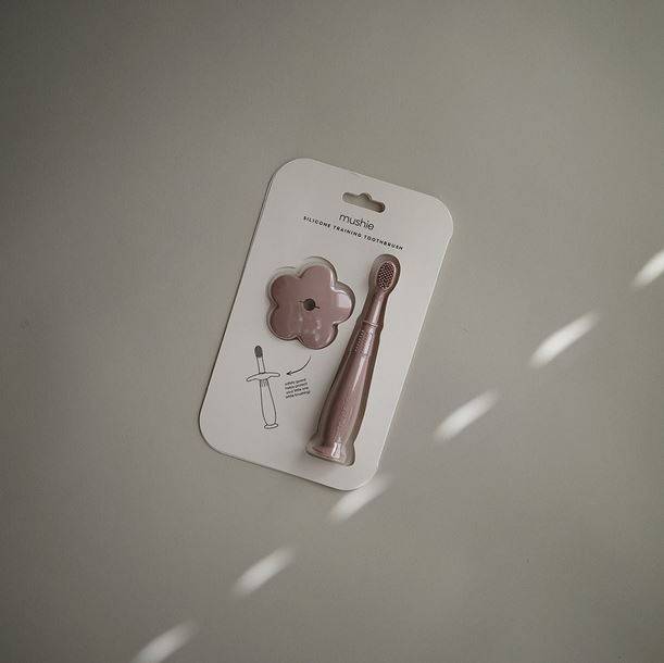 Mushie Flower Training Toothbrush - Soft Lilac silikona zobubirste Mushie Flower Training Toothbrush - Soft Lilac silikona zobubirste