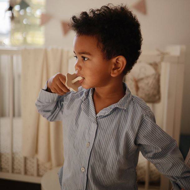 Mushie Star Training Toothbrush - Shifting Sand silikona zobubirste Mushie Star Training Toothbrush - Shifting Sand silikona zobubirste