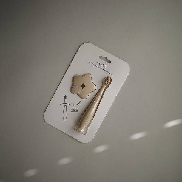 Mushie Star Training Toothbrush - Shifting Sand silikona zobubirste Mushie Star Training Toothbrush - Shifting Sand silikona zobubirste