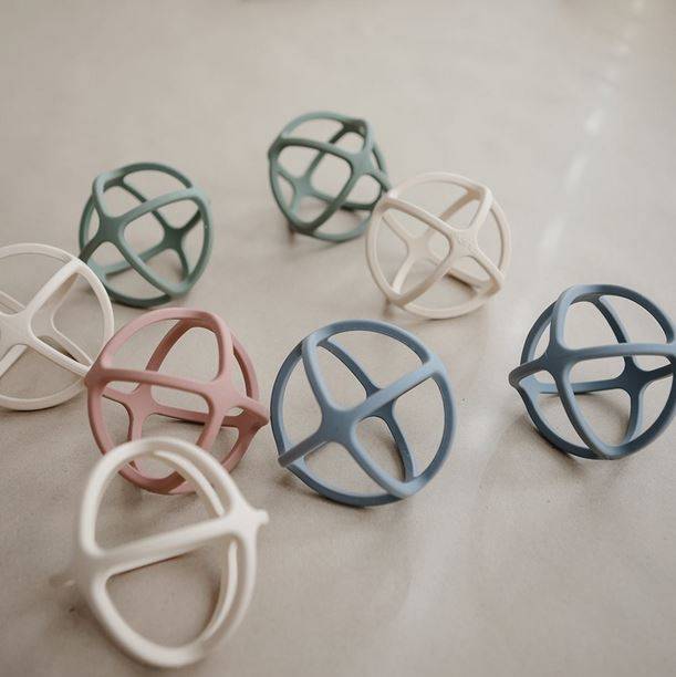 Mushie Teether Ball Tradewinds zobgrauznis - bumba