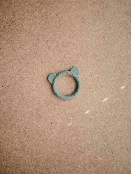 Mushie teether Bear - Dried Thyme zobgrauznis lācis zaļš