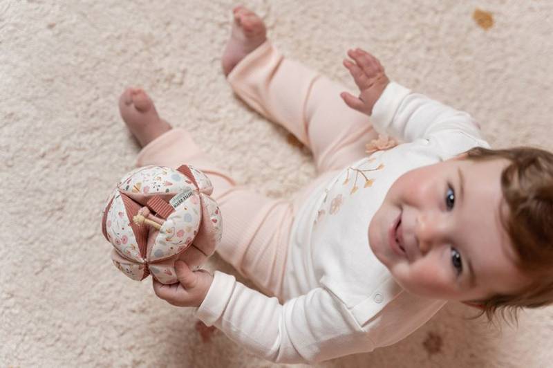 Little Dutch Gripping Ball Flowers & Butterflies satveramā bumba rozā Little Dutch Gripping Ball Flowers & Butterflies satveramā bumba rozā
