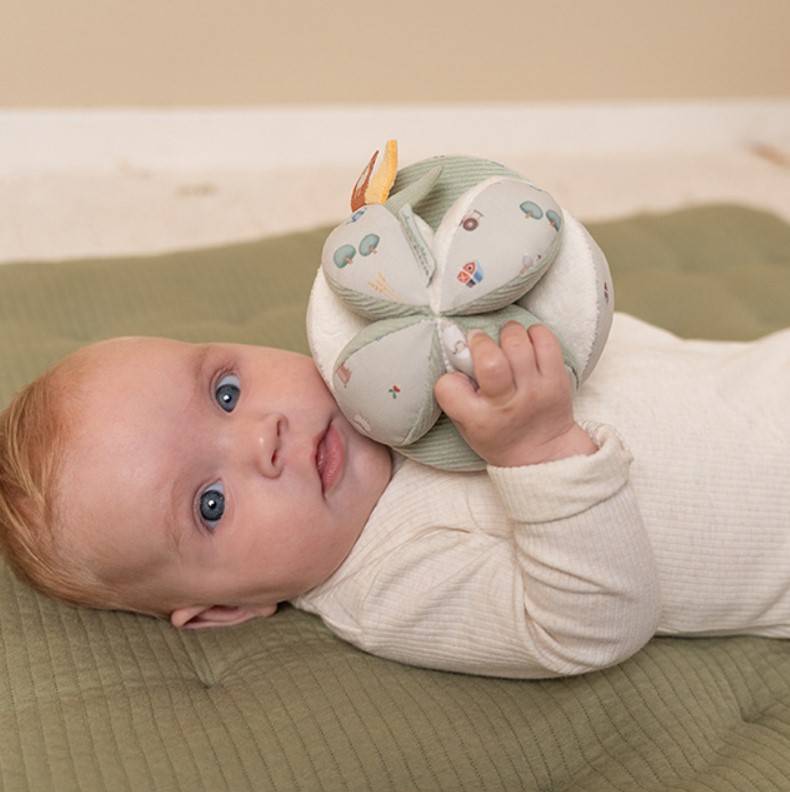 Little Dutch gripping ball Little Farm satveramā bumba zaļa