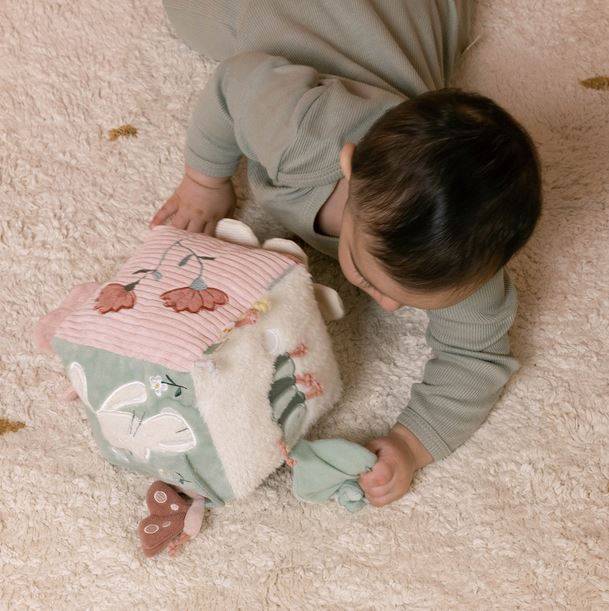 Little Dutch Soft activity cube ´Flowers & Butterflies´ mīkstais aktivitāšu kubs Little Dutch Soft activity cube ´Flowers & Butterflies´ mīkstais aktivitāšu kubs