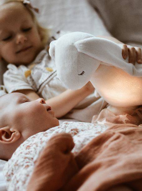 Moonie Humming Bunny – Silver pelēks zaķītis ar pelēkām austiņām